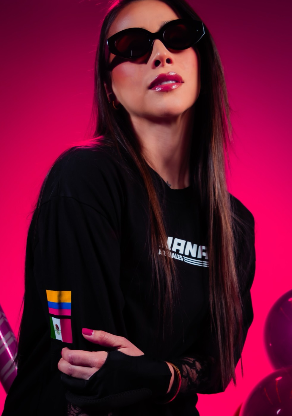 Nana con gafas de sol negras y las banderas de Colombia y México en la manga